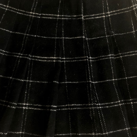 XS Forever 21 black pleated skirt - Picture 2 of 3